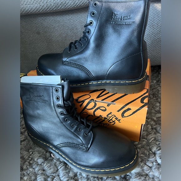 Dr. Martens Leather Boots New in box - 1460 SMOOTH LEATHER LACE UP BOOTS - Picture 3 of 3